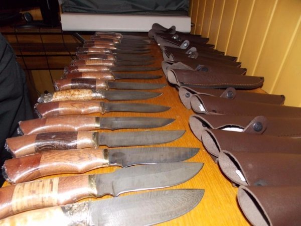 Волинські прикордонники затримали росіянина, який хотів незаконно перевезти холодну зброю. ФОТО