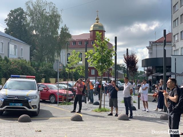 У Луцьку через постріли перекрили Театральний майдан: на місці – велика кількість поліції