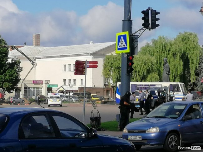 У Луцьку через постріли перекрили Театральний майдан: на місці – велика кількість поліції