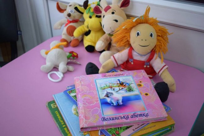 Вперше в Україні: у дитячій кімнаті луцького ЦНАПу з’явилася абетка для незрячих дітей