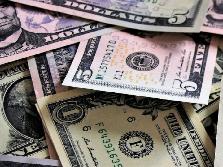 Курс валют на 18 листопада: скільки коштуватимуть долар, євро та злотий