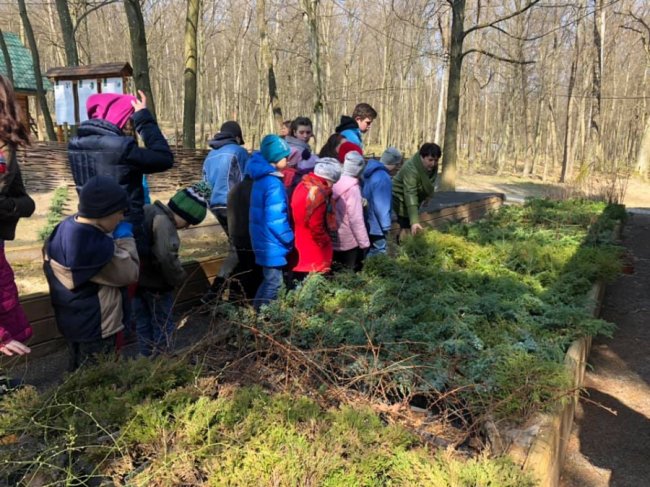 «Побратими України» організували поїздку до ботанічного заказника для діток з притулку