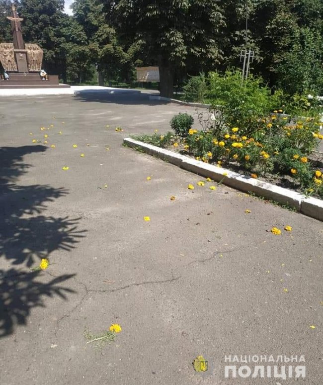 В селищі на Волині підлітки поглумились над Меморіалом Слави «Герої не вмирають»