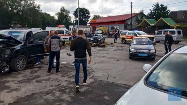 У Володимирі на перехресті – автотроща: на місці події працюють рятувальники та «швидка». ФОТО. ВІДЕО