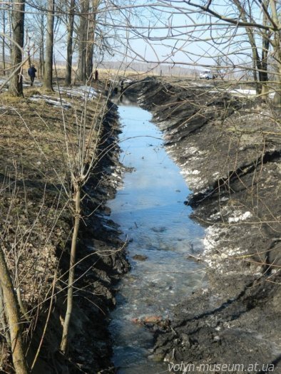 На Волині рятують музей, копаючи канали. ФОТО