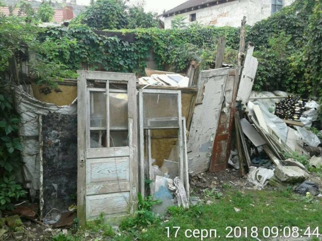 Антисанітарія та купи мотлоху: лучани влаштували «звалище» у власному дворі