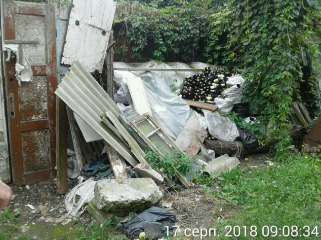 Антисанітарія та купи мотлоху: лучани влаштували «звалище» у власному дворі