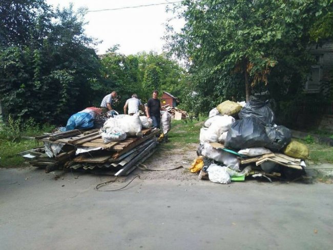 Антисанітарія та купи мотлоху: лучани влаштували «звалище» у власному дворі