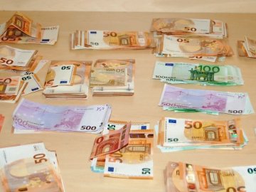 Двоє українців заробили величезні штрафи, бо хотіли потайки вивезти до Польщі велику суму готівки