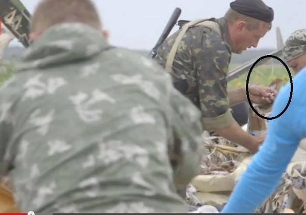 Російські терористи знімають обручки з тіл загиблих. ФОТО