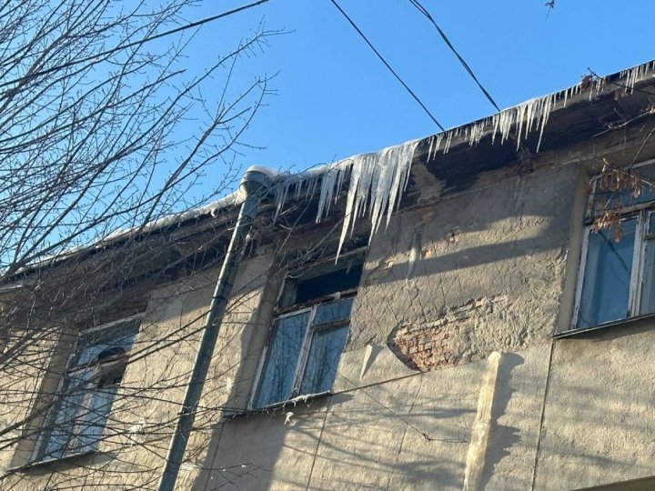 У Луцьку можуть штрафувати за неприбрані бурульки на дахах