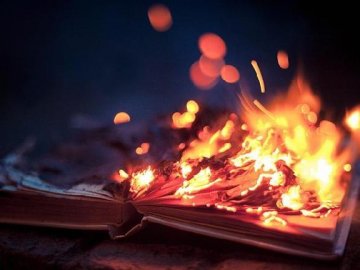 Російські загарбники знищують українську літературу та підручники історії