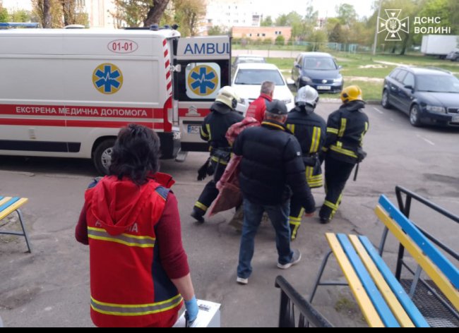 У Ковелі рятувальники визволяли жінку з туалету. ФОТО