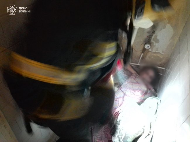 У Ковелі рятувальники визволяли жінку з туалету. ФОТО