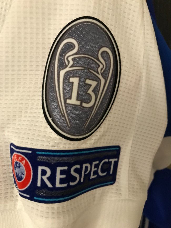 Зінченко, Модрич, Магвайр: лучанин колекціонує футболки відомих футболістів. ФОТО