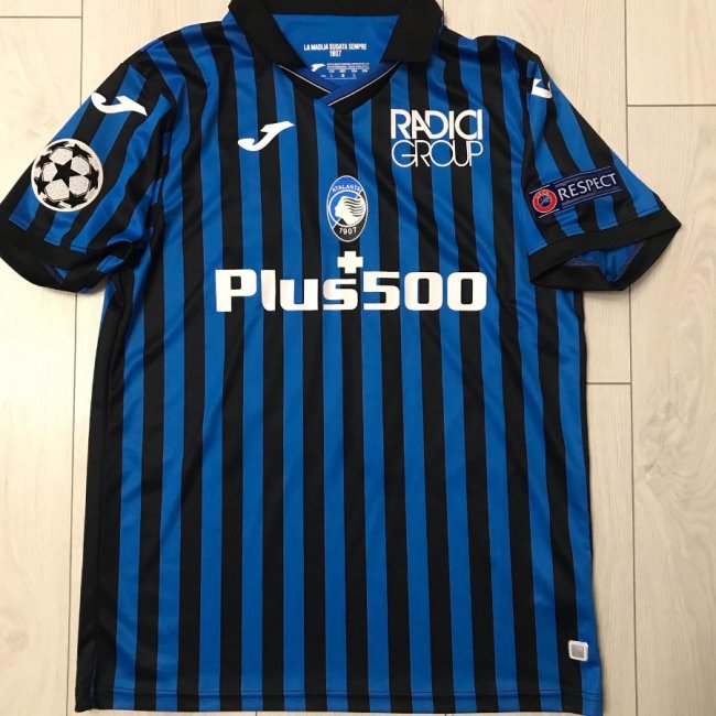 Зінченко, Модрич, Магвайр: лучанин колекціонує футболки відомих футболістів. ФОТО