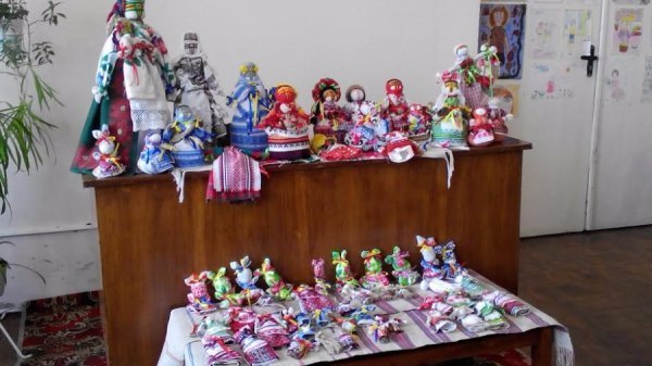 Луцькі школярі виготовляли ляльку-мотанку. ФОТО