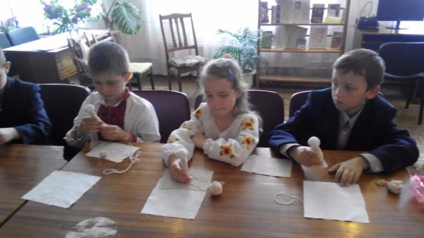 Луцькі школярі виготовляли ляльку-мотанку. ФОТО