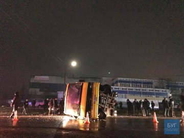 У Нововолинську зіткнулася автівка та маршрутка з пасажирами: є постраждалі. ФОТО