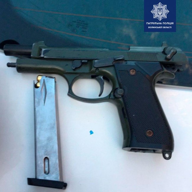 Їхали на виклик про насильство: у Луцьку патрульні знайшли у квартирі зброю