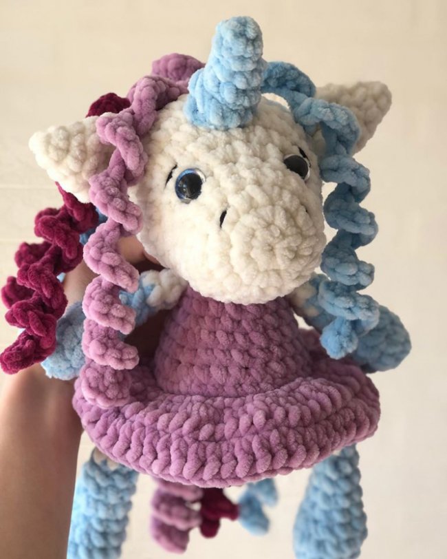 Молода бабуся з Волині в'яже креативні плюшеві іграшки-«засинайки». ФОТО