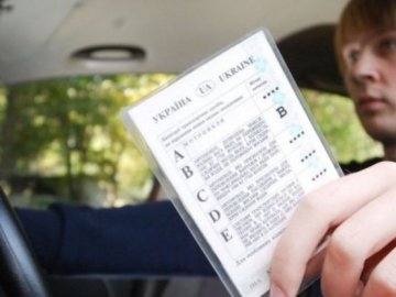 У Луцьку водій «мерса» ганяв містом з фальшивими правами