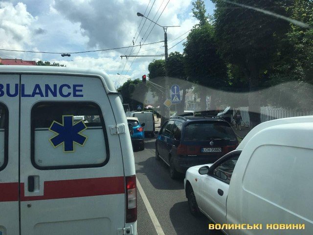 У Луцьку на Перемоги гепнулися дві машини. ФОТО