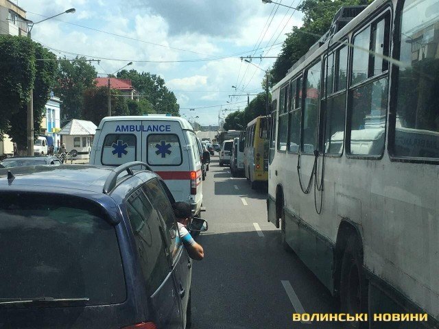 У Луцьку на Перемоги гепнулися дві машини. ФОТО