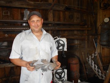 Волинянин створює квіти із заліза