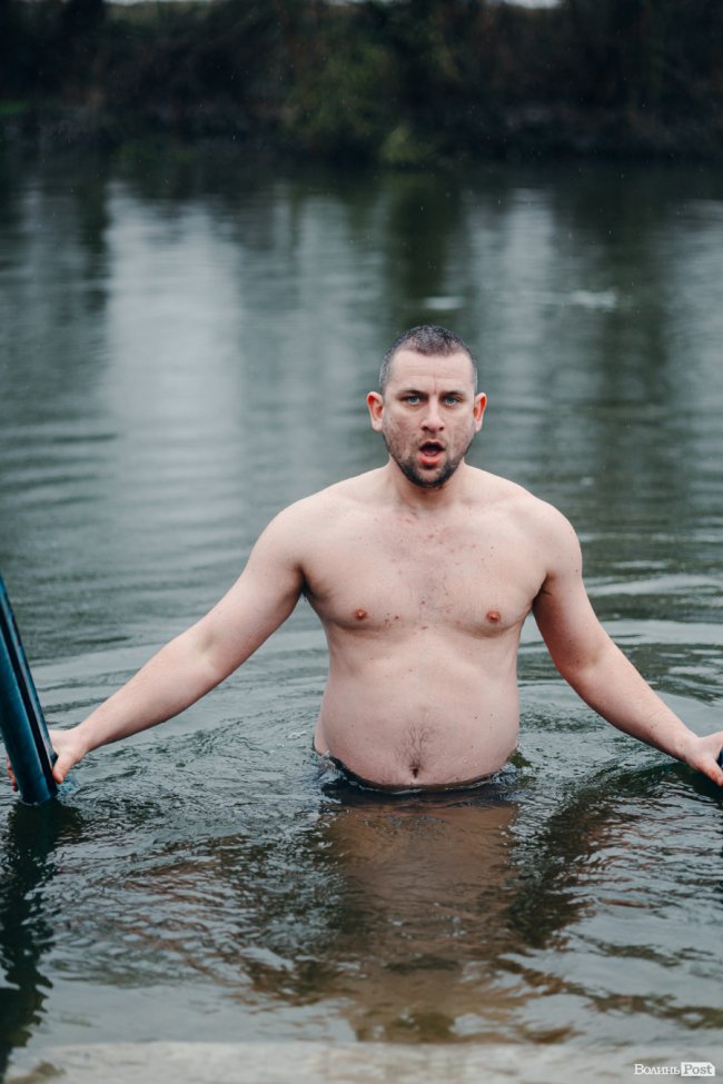 Водохреще у Луцьку: освячення води в річці Стир та занурення лучан. ФОТОРЕПОРТАЖ