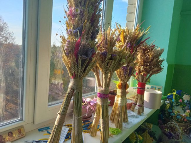 Студенти-аграрії з Волині плетуть дідухи, щоб продати їх на благодійному аукціоні