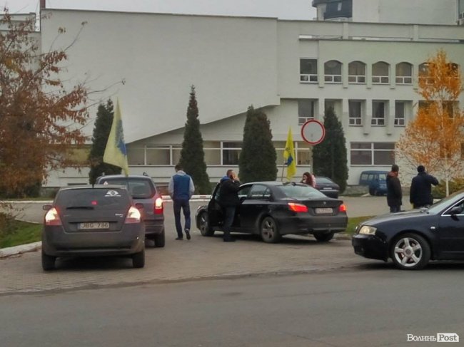 У Луцьку мітингують водії авто з єврономерами. Вимагають доступне розмитнення