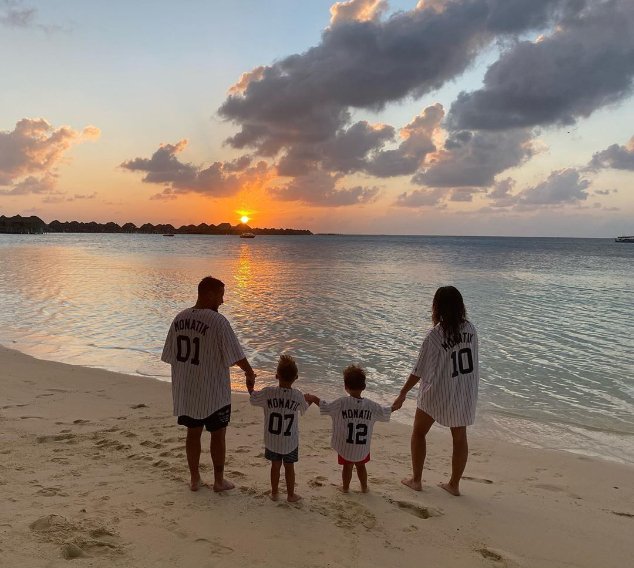 Луцька майстриня виготовила подарунок на річницю весілля Дмитра Монатіка та його дружини