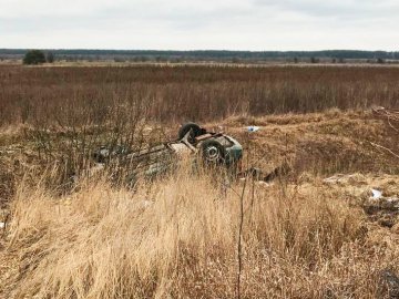 На автодорозі «Київ-Ковель-Ягодин» легковик злетів у кювет: постраждала дитина