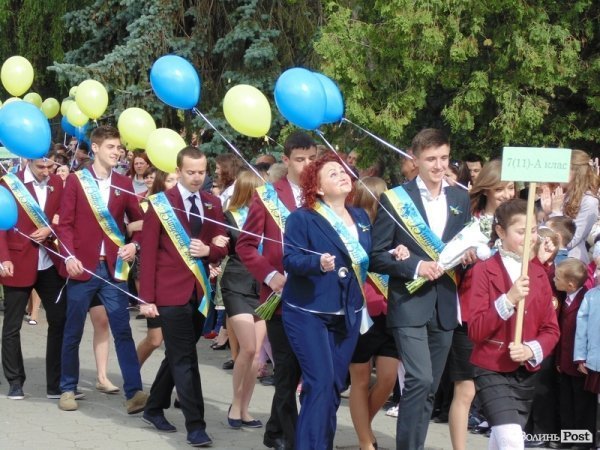 Останній дзвінок у Луцьку: четверта гімназія. ФОТО