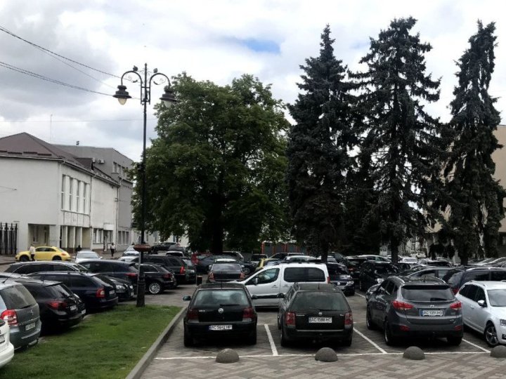 Стоянку біля драмтеатру у Луцьку хочуть зробити платною