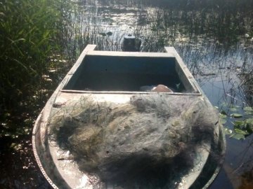 На озері Світязь знайшли браконьєрські сітки з рибою. ФОТО