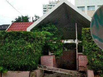 Неповнолітні вандали понищили вбиральню в центрі Луцька