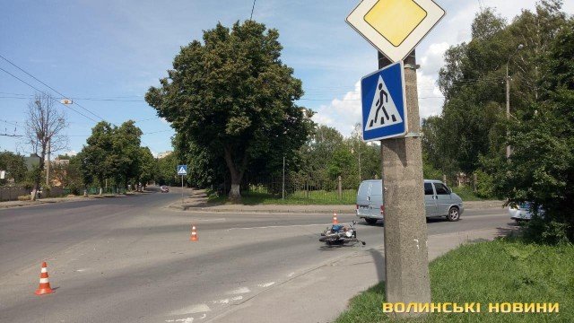 У Луцьку зіткнулися мікроавтобус та мотоцикл, є постраждалі