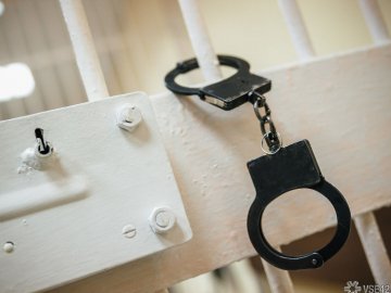 Пів кілограма ковбаси і 10 шоколадок: на Волині жінка обікрала будинок односельчанина