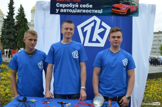 Від мініатюрних тістечок до величезних гойдалок: у центрі Луцька – свято професійної освіти. ФОТО