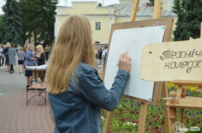 Від мініатюрних тістечок до величезних гойдалок: у центрі Луцька – свято професійної освіти. ФОТО