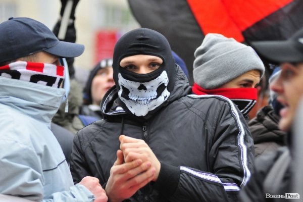 Футбольні фани у Луцьку влаштували марш. ВІДЕО