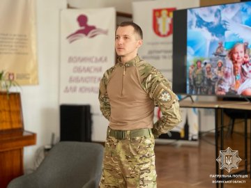 Патрульний, який захищає Україну від ворога, зустрівся з луцькими ліцеїстами. ФОТО