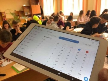 У місті на Волині школи перейшли на електронні щоденники і журнали. ВІДЕО