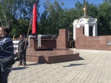 У Лисичанську під час молебню за загиблими військовими розгорівся церковний скандал