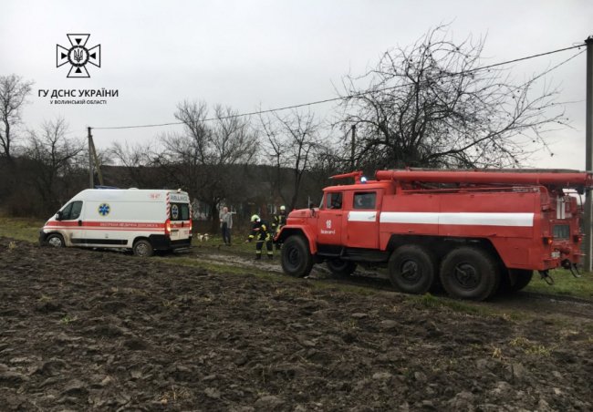 У селі на Волині в болоті застрягла «швидка» з вагітною. ФОТО