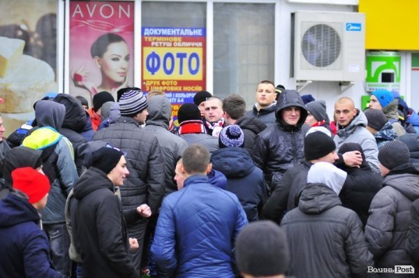 Футбольні фани у Луцьку влаштували марш. ВІДЕО