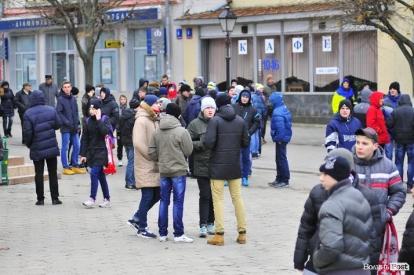 Футбольні фани у Луцьку влаштували марш. ВІДЕО