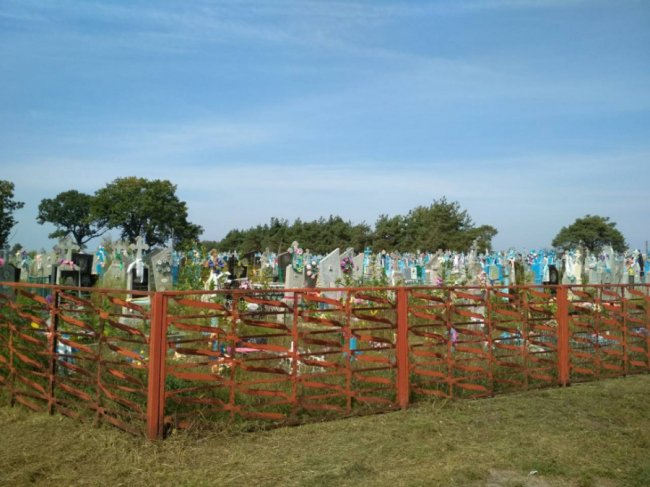 Захаращений цвинтар у Шацьку прибрали. ФОТО